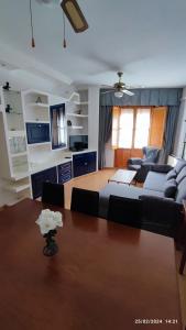 哈恩Dúplex San Lorenzo 2 PARKING GRATUITOS的客厅配有桌子和沙发