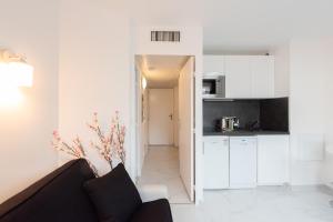 戛纳Stylish 2 rooms in the heart of Cannes的带沙发的客厅和厨房