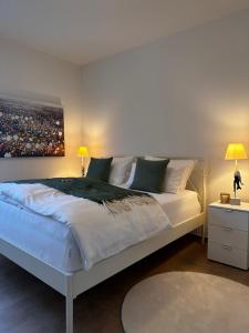 沙博伊茨٤Sweet Spot٤Geräumig-King Bed-Disney+-Parken的卧室配有一张大床,墙上挂有绘画作品