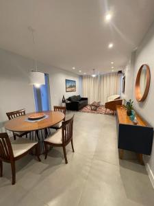 里约热内卢Ipanema - Rainha Elizabeth - 2 Quartos的用餐室以及带桌椅的起居室。
