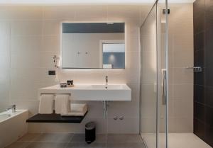 利多迪耶索罗赛扬那拉酒店的一间带水槽和淋浴的浴室