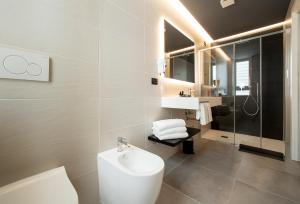利多迪耶索罗赛扬那拉酒店的浴室配有卫生间、盥洗盆和淋浴。