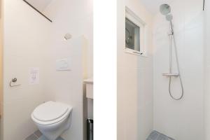 RinsumageestEysingastate的白色的浴室设有卫生间和淋浴。