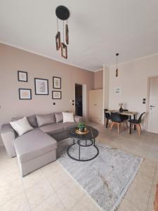 卡托劳塔翁Pnoe Apartments的客厅配有沙发和桌子