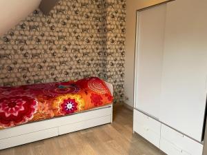 布拉斯哈特Ruime woning met 4 slaapkamers nabij Antwerpen en haven的一间卧室配有一张带红色毯子的床