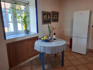 洛斯·亚诺斯·德·阿里丹Casa Mosaico, sunset and garden的厨房配有桌子和白色冰箱。