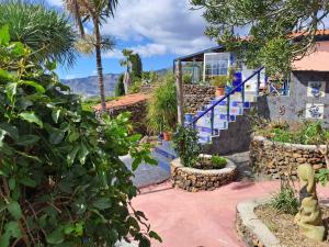 洛斯·亚诺斯·德·阿里丹Casa Mosaico, sunset and garden的蓝色楼梯和一些植物的房子