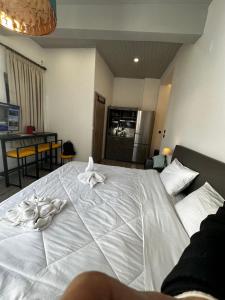 Ágios RókkosTravelers Luxury Suites, Studios & Apartments的一张白色大床,上面有毛巾