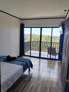 San JuanEl Paraíso Escondido的一间卧室设有一张床,享有阳台的景色