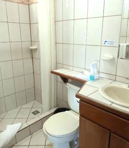 圣何塞Soluxe el sesteo的白色的浴室设有卫生间和水槽。