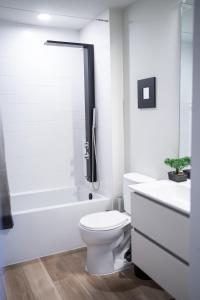 费城Nimbus Cloud King Suite W/ Great Access to City的白色的浴室设有卫生间和浴缸。