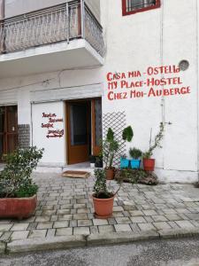 伏罗拉Casa Mia的建筑的侧面有标志