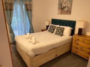 甘尼斯莱克Honicombe Valley lodge 25的一间卧室配有一张大床和绿色床头板