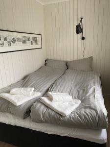 SkálavíkSTAY-Atlantic的一张床上,里面放着两条毛巾
