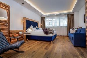 萨尔巴赫诺伊豪斯酒店的酒店客房,配有床和蓝色的沙发