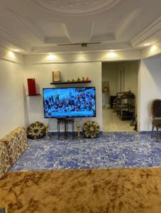 麦地那شاليه ورد的客厅配有大屏幕平面电视