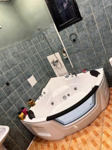 瓦加杜古Résidence meublée的浴室配有白色浴缸和卫生间。