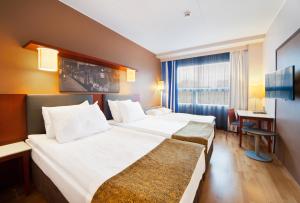坦佩雷坦佩雷假日酒店 - 中央车站的酒店客房配有两张床和一张书桌