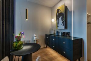 慕尼黑kalm stay - a design Aparthotel的客房设有蓝色梳妆台和带书桌的桌子。