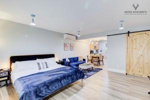 孟菲斯The Moose #9 - Brand New Luxe Modern loft with Free Parking, King Bed & Fast WiFi的一间卧室配有床、沙发和推拉门。