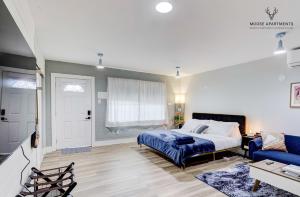 孟菲斯The Moose #9 - Brand New Luxe Modern loft with Free Parking, King Bed & Fast WiFi的一间卧室配有一张床和一张沙发