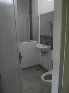 纳闽巴霍科莫多精品酒店 的一间带水槽和卫生间的浴室