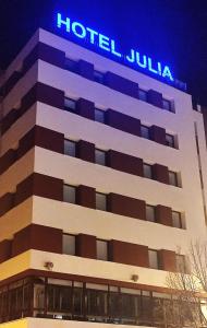阿兰达德杜洛茱莉亚酒店的一座酒店大楼,上面有标志