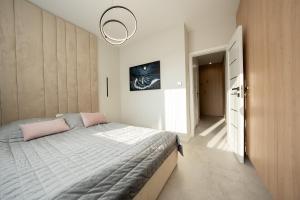 里沃Apartament z Tarasem Morska 6 Rewal 50m do morza的一间小卧室,配有一张床和一个走廊
