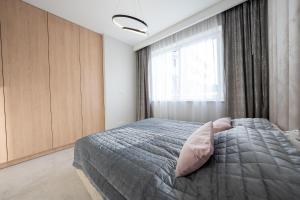 里沃Apartament z Tarasem Morska 6 Rewal 50m do morza的一间卧室设有一张床和一个窗口