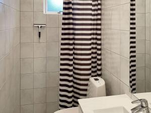 SønderbyHoliday home Sydals LXXIX的浴室设有黑色和白色的淋浴帘