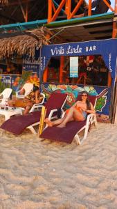 布兰卡滩Vista Linda Cabaña的一群人躺在沙滩上的椅子上