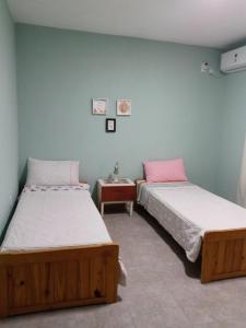 圣拉斐尔Las Verbenas的两张睡床彼此相邻,位于一个房间里