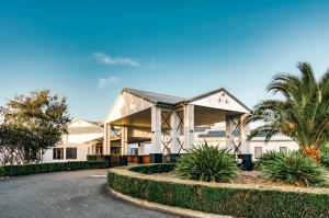 圣海伦斯Panorama Hotel St Helens的街上有门廊的白色房子