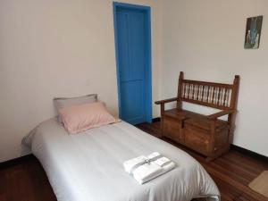 波哥大Casa-Arbol的一间卧室配有一张床,上面有两条毛巾