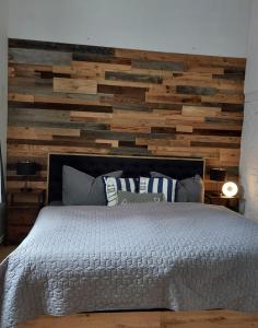 KluisChalet Heiderose SPA - Kamin, Sauna & Wellness的卧室配有再生木墙