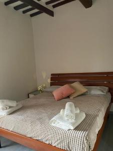 蒙塔约内Casa Borghellina的一间卧室配有带毛巾的床