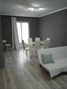 罗德里戈城Alojamiento Roma的客厅配有沙发和桌椅
