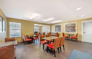 哥伦布酒店Extended Stay America - 哥伦布 - 宝来的用餐室设有桌椅和窗户。