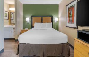 凤凰城美国长住酒店 - 凤凰城 - 比尔特莫尔的一张大床,位于酒店客房内