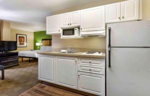 凤凰城美国长住酒店 - 凤凰城 - 比尔特莫尔的一间厨房,内设白色橱柜和冰箱