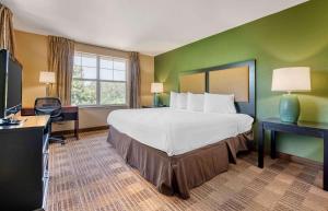 达拉姆瑞雷迈阿密大道4919长住美国酒店的配有一张床和一张书桌的酒店客房