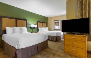 亚特兰大Extended Stay America Select Suites - Atlanta - Buckhead的酒店客房设有两张床和一台平面电视。