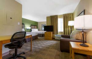亚特兰大Extended Stay America Select Suites - Atlanta - Buckhead的酒店客房设有书桌,房间带两张床。