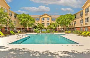 达拉姆瑞雷迈阿密大道4919长住美国酒店的公寓大楼内游泳池的图片