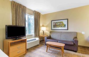 亚特兰大Extended Stay America Select Suites - Atlanta - Marietta - Wildwood的带沙发和平面电视的客厅