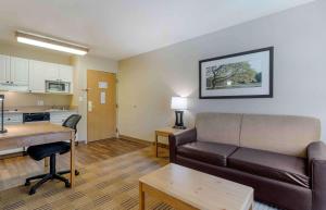 亚特兰大Extended Stay America Select Suites - Atlanta - Marietta - Wildwood的客厅配有沙发和桌子