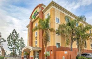 贝克斯菲尔德美国长住公寓式酒店 - 贝克斯菲尔德 - 切斯特巷的前面有棕榈树的酒店