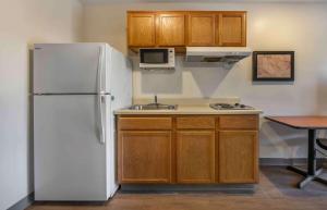 桑福德Extended Stay America Select Suites - Orlando - Sanford - Airport的厨房配有白色冰箱和水槽