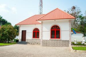 伊巴丹1 Bedroom Bungalow in Alalubosa GRA的一间白色的小房子,有红色的屋顶