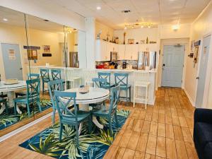 彭萨科拉海滩Pensacola Beach Front Emerald Waters的厨房以及带桌椅的用餐室。